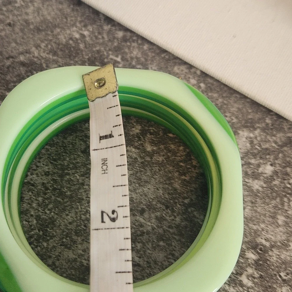 Green Resin acrylic Bangle Bracelet Set 4pc Round Wavy Scalloped Stackable Retro - Picture 11 of 14